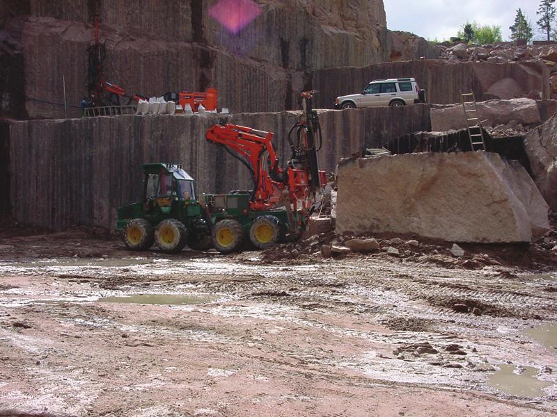 Tabell 26 Brytning och leveranser av natursten (block och plattor) 2004 Table 26 Quarring and deliveries of dimensional stone 2004 Bergart Antal Antal Brytning Levererad Utbyte Värde* av levetäkter