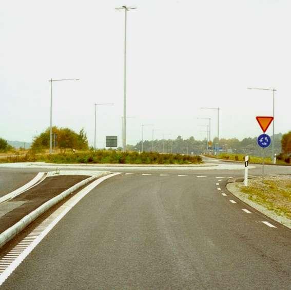 FIGUR 10 Vid cirkulationsplatser med god visuell ledning bör hastigheten sänkas till 70 km/tim om vägen i övrigt har hastighetsgränsen 100 eller 90 km/tim.