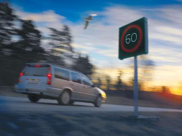 FIGUR 14 Varierande hastighetsgränser kan vara en lämplig lösning i större korsningar där trafiken i anslutande vägar är måttligt. 3.