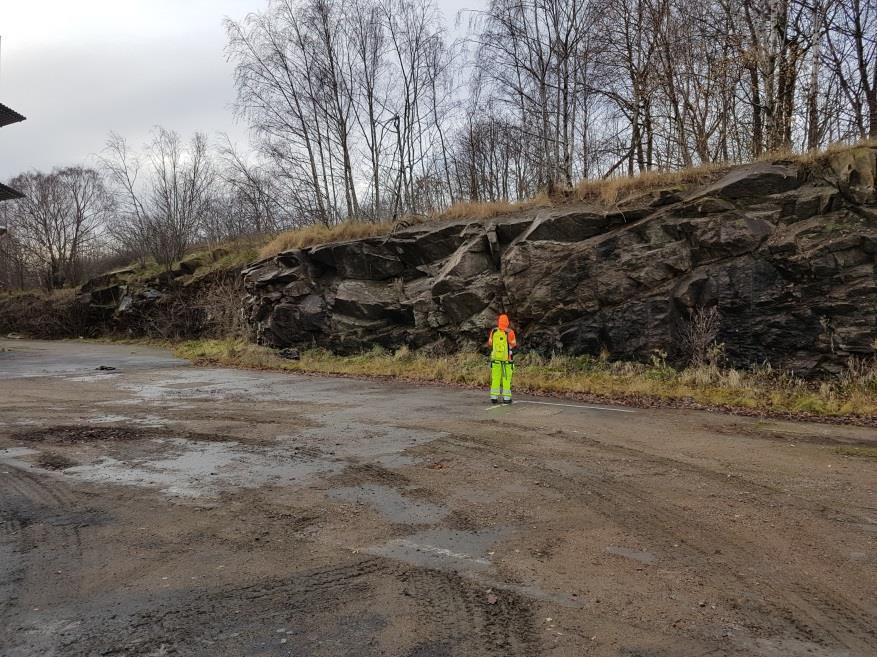 Figur 8. Slänt i västra delen inom ESAB området. 8.2 ÅTGÄRDSPUNKT 2 En stödmur med lösa stenar inom ESAB området, se Figur 9.