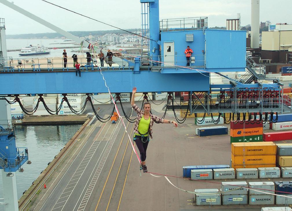 HÄNT I HAMNEN Säkerhet är alltid i fokus i Helsingborgs Hamn. Så även när hamnen lånade ut sina containerkranar till ett spektakulärt event på hög höjd.