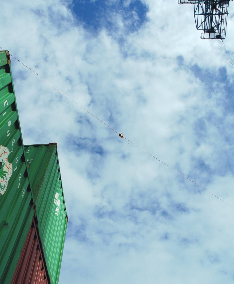 HÄNT I HAMNEN Världsunik lindans MELLAN CONTAINERKRANAR I HELSINGBORGS HAMN» Den 12 augusti arrangerades ett unikt höghöjdsevent mellan tre containerkranar i Helsingborgs Hamn.