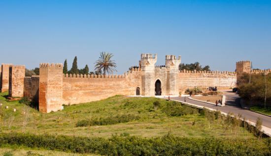 Mohammed V och hans son Hassan II, byggt i vacker Carreramarmor från Italien. I närheten står det ofullbordade Hassantornet som betraktas som ett mästerverk inom morisk arkitektur.