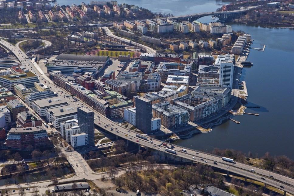 Sida 2 (5) Bakgrund Wallenstam AB har uppfört två stycken bostadshus på vardera sida om Essingeleden vid Hornsbergs strand.