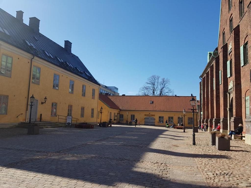 talet med syfte att förvara militärens uniformer och annat krigsmaterial (Göteborgs Turistbyrå, 2018b). Kronhuset har även historiskt brukats likt en rikssal och senare likt en Garnisonskyrkan.
