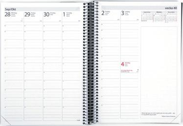 Kalendern innehåller även ekonomisk uppslagsdel med bl a statistik, landsfakta och börsinformation. Penna ingår.
