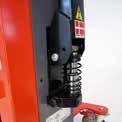 LogiQ 300 yfter kvartpaar på/av en EUR-pa och transporterar dem hydrauisk pump: Att yfta paen från govet kräver bara ett havt pumptag.