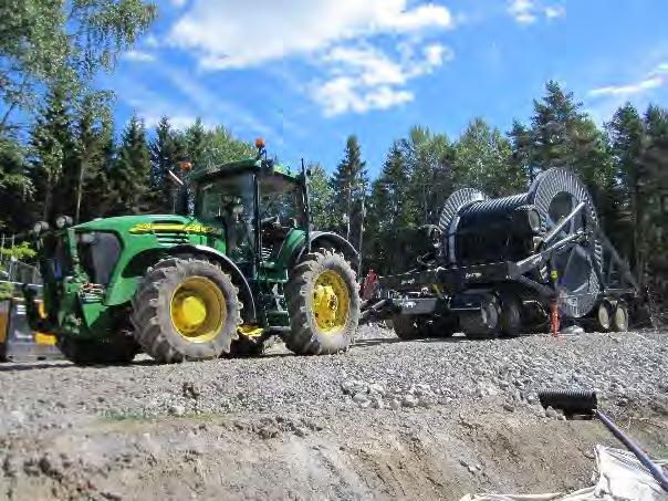 23 5.3 Förläggningsmetoder Förläggning av markkabel utförs normalt genom att ett schakt grävs i aktuellt område. Då berg förekommer kan sprängning behöva genomföras.