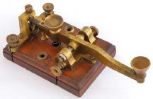 MORSE Samuel Morse fick år 1840 patent på ett system för att överföra text över långa sträckor. Detta var långt innan telefonen uppfanns så man kunde inte överföra samtal.