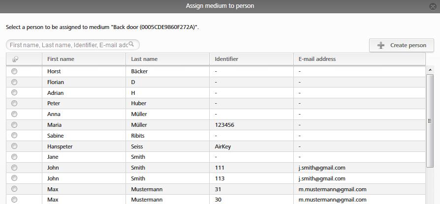 > Systemet bekräftar registreringen. Mediet kan nu tilldelas en person/användare i AirKey onlineadministration. Denna process är identisk för kort, nyckelbrickor och kombinycklar.