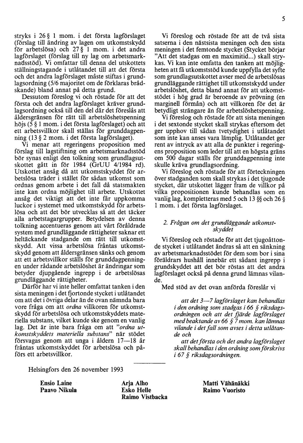 5 stryks i 26 l mom. i det första lagförslaget (förslag till ändring av lagen om utkomstskydd för arbetslösa) och 27 l mom. i det andra lagförslaget (förslag till ny lag om arbetsmarknadsstöd).