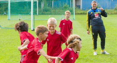 Fotbollsglädje 6-9 år Under den här perioden har barnen stor rörelseglädje. Barnen lär sig mycket om sig själva och om allt som pågår runt omkring dem under fysisk aktivitet.