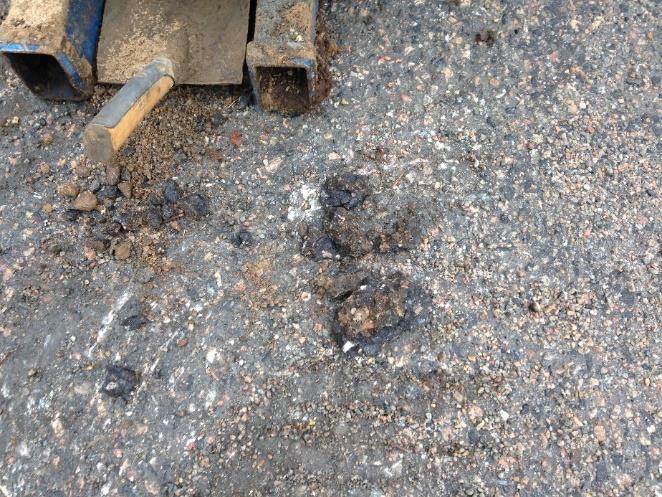 RAPPORT 6.4 Asfalt Vid provtagning genom asfaltskikt noterades inga indikationer på förekomst av stenkolstjära/tjärasfalt (luktintryck samt kontroll med asfaltsspray).
