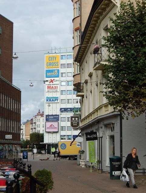 Byggnaden är belägen i den täta kvartersstaden strax nedanför