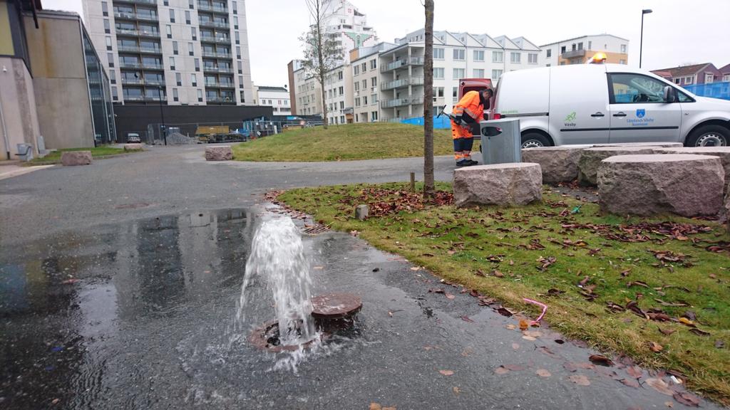 Provtagning i brunnar, dag- och Vattenprover insamlades i 2x2,5-litersflaskor från två dagvattenbrunnar (Brunn B och Brunn C) samt en spolvattenpost intill Messingenområdet (Brunn A, Figur 3) den 3