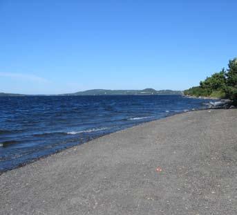 Utsikten är fin och man ser långt, både mot Vallsundsbron och längre söderut. Bilväg till området.