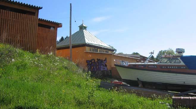 strandområden - frösön Naturvärden Längs vägkanten växer en ridå av träd bland annat ett vackert aspbestånd som skulle kunna åskådliggöras vid en eventuell beskärning.