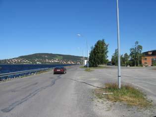 Järnvägens barriärverkan skapar en öde strandzon med liten aktivitet både mot norr och söder med undantaget Badhusparken.