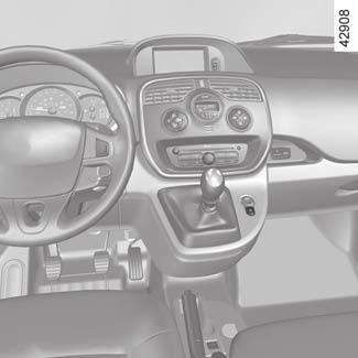 AUTOMATISK LÅSNING AV DÖRRARNA UNDER KÖRNING Funktionsprincip När du startar bilen, låser systemet automatiskt dörrarna, när bilen har uppnått en hastighet av cirka 7 km/h.