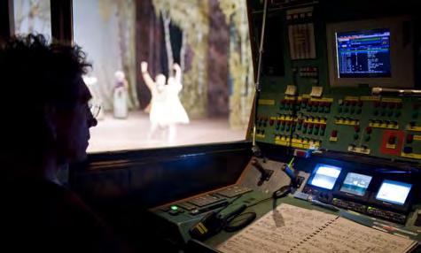 Inifrån inspicienthytten Operans scenavdelning är ansvarig för den dekor och rekvisita som ingår i de olika föreställningarnas scenografier.
