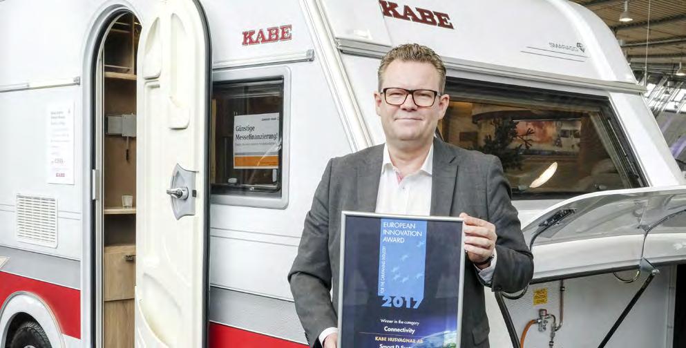 Joakim Karlsson, försäljningschef på KABE Husvagnar AB, med utmärkelsen för KABEs Smart-D system som vann första pris i klassen Connectivity (Uppkoppling) vid European innovation award 2017.