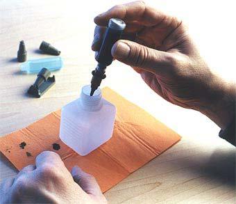 Put the tip of the pen in the cleaning pot and press out half of the fluid in the cleaning cartridge trough the pen.