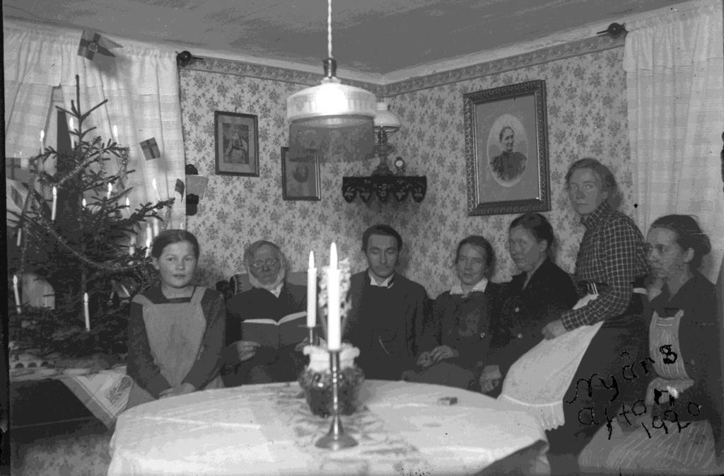 när det var kafferep, då skedde en viss uppdelning av gästerna. Joel har tagit många foton i Bygärde och det finns många berättelser. Annie gifte sig med Johan Persson från Yaberg.