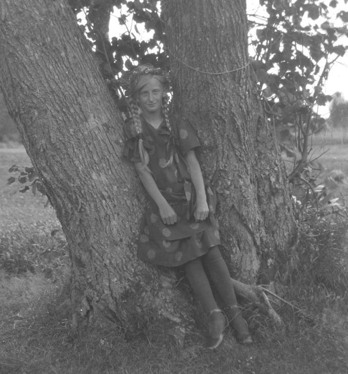 Annies farmor, Britta Pettersson, var gift med prästen Delin (präst bland annat i Skrea). Britta hade en syster Bernhadina som var gift med Gustav Lidbeck.