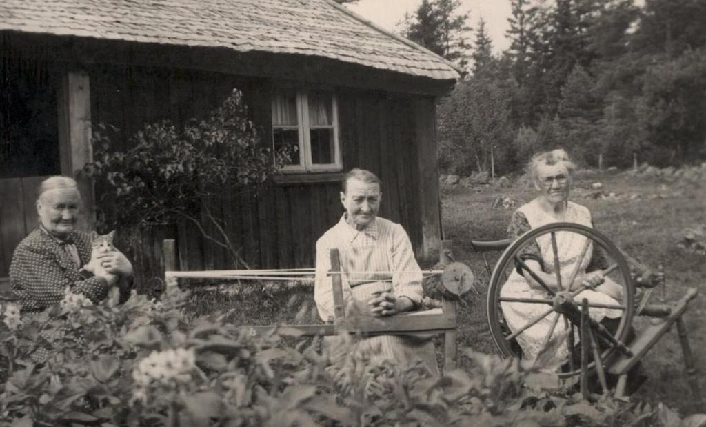 i Skolboken men skriver också om hennes goda kroppskrafter och energi och om hur hon ryckte in och hjälpte till inte minst där sjukdom drabbat någon familj. Hon var en hjälpande hand av stora mått.