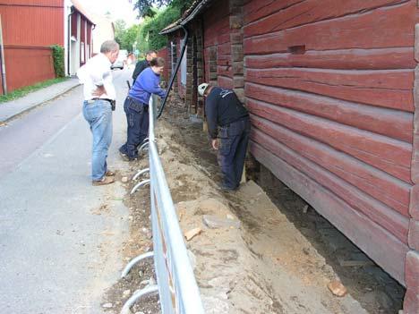 På byggnaden som ligger i mitten hade man vid ett tidigare tillfälle, ersatt syllstocken med en gjuten betongsockel.