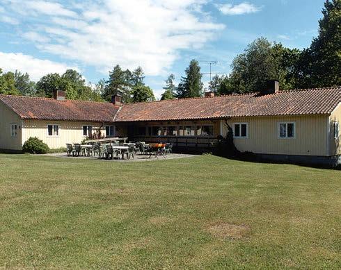 En båttur på Hjälmaren, grillning vid sjön med en gura, karneval, 5-kamp eller allsång med de andra kollogårdarna är några av aktiviteterna vi brukar göra.