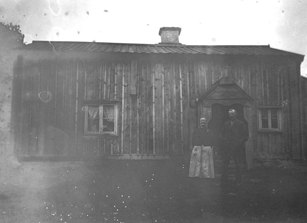 Helt okända torp och personer FEMSJÖ PÅ 1920-TALET JOEL ANDERSSONS BILDSKATT Bild (343). I detta fall har det inte framkommit något förslag på varifrån kortet är eller vad personerna kan ha hetat.