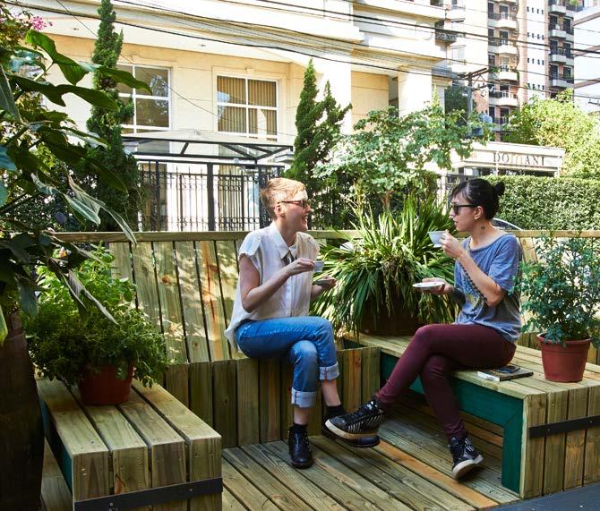 (Stockhoms stad 2015) Årets Ekobyggmässa 2015 ska bland annat ta upp ekosystemtjänster. Fig.5 Parklet Sao Paulo Brasilien grönområden och vattenmiljöer kan flera ekosystemtjänster erbjudas.