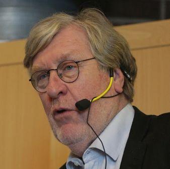 Lasse Holmström samtalade med Jens Lind, vilket varvades med visningar av några inslag från programmet Stopptid.