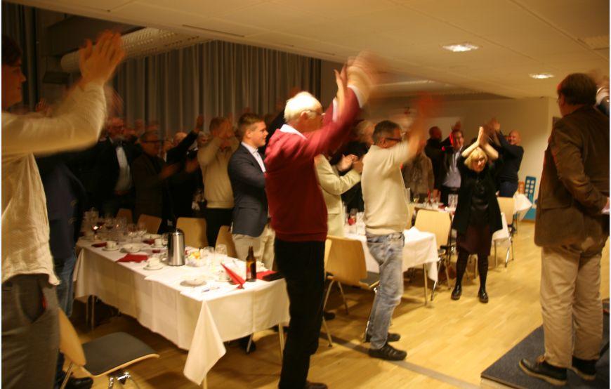 med att han ledde församlingen till att