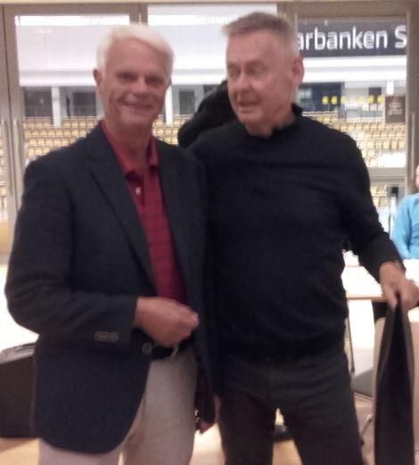 Björn-Anders Larsson i samtal med Lasse Holmström samt efter avtackning med vinpaket tillsammans med Tommy Jönsson.