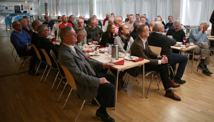 52 personer färdigätna i väntan på att mötet ska börja. Se ett klipp från samtalet i nedanstående länk: https://www.youtube.com/watch?