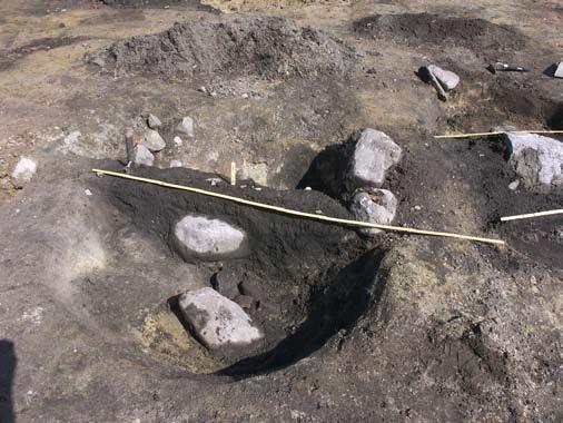 På fotot syns arkeolog Louise Olsson i färd med att dokumentera en av groparna. Foto: Glenn Johansson (mot öster). Fig. 7.