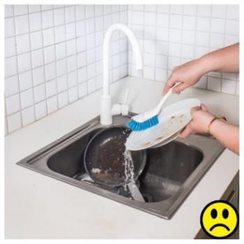 Disken blir inte lika ren om vattnet är kallt eller om det är för lite diskmedel. Du spar på vatten genom att diska i hon, diska inte under rinnande vatten.