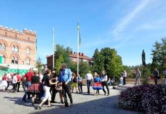 kul att se hur många olika klubbar som är med. Sedan ansluter alla andra dansare parvis.