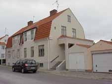 adress: Hagagatan 14. ålder: 1923. Ombyggt 1934. arkitekt / byggm: Eric Jönsson. Karl Erikson (1934). användning: Bostad. Parhus med nr. 14. Bruna korsdelade fönster.