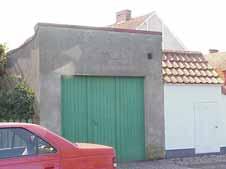 fastighet: ÖSTRA HAGA 1, hus B. adress: Lasarettsgatan 6. ålder: 1930. arkitekt / byggm: Oscar Isberg. användning: Garage. Pulpettak. Grön garageport av stående panel.