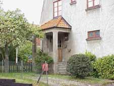 Röda spröjsade 2- och 3-lufts fönster. Ljusbrun spegeldörr med spröjsat fönster. Frontespis delad med nr 4.