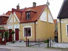 fastighet: ÖSTRA HAGA 9, hus A. adress: Hagagatan 6. ålder: 1900. arkitekt / byggm: Peter Boisen. användning: Bostad. Parhus med nr. 10. ½ Gråmålad puts. Gul spritputs. Sadeltak, rött 1-kupigt tegel.
