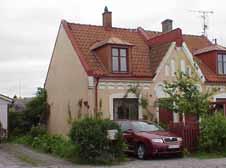 Likadana var planerade längs hela Hagagatan. Ö HAGA 9 A från V fastighet: ÖSTRA HAGA 10, hus A. adress: Hagagatan 8. ålder: 1900. Ombyggt 1955. arkitekt / byggm: Peter Boisen. Börje Johnzon (1955).