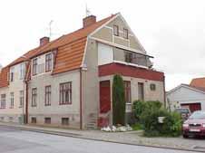 fastighet: ÖSTRA HAGA 11, hus A. adress: Hagagatan 10. ålder: 1921. Ombyggt 1934, 1952. arkitekt / byggm: Eric Jönsson. S. Persson (1934).