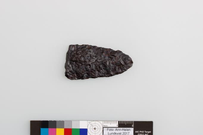 Fig. 7. Fragment (F2) av en av de två stridsknivar som lokaliserades vid 2016 års undersökning. Foto efter konservering: Ann-Helen Lundkvist, Stiftelsen Föremålsvård i Kiruna AB.