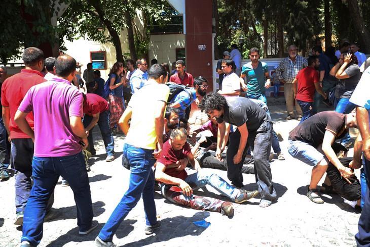 1 Arbetaren Många döda i terrorattacker i Turkiet och Rojava Red Arbetaren 20/7 2015 Skadade hjälps efter den kraftiga explosionen utanför det nyinvigda kulturhuset i Suruç Minst 30 personer dödades