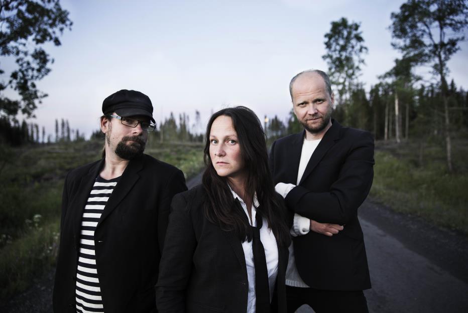 Nedre Gärdsjö norr om Rättvik. De har spelat tillsammans sedan barnsben och förfinat sitt samspel av traditionell folkmusik på fiol till mästerliga höjder.