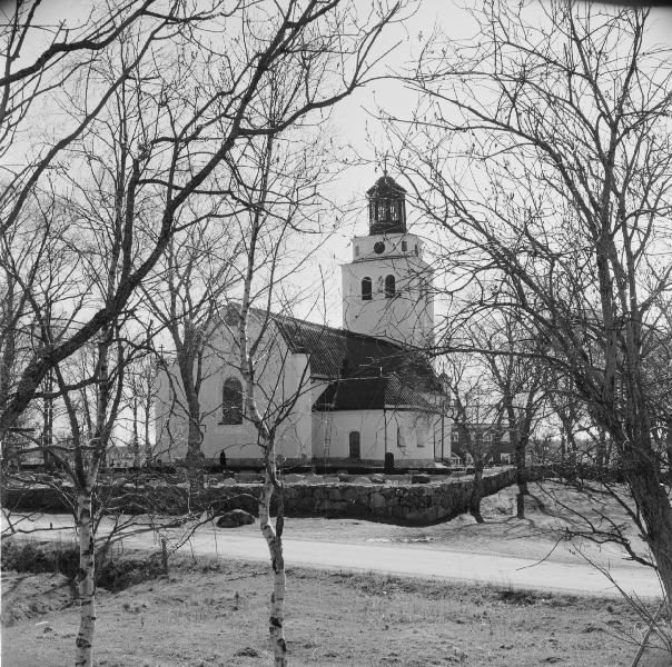 Över södra ingångsdörren upptogs ett litet segmentbågigt fönster och över vapenhusets dörr i väster upptogs ett rektangulärt. 1956 genomfördes en omfattande renovering av kyrkan.